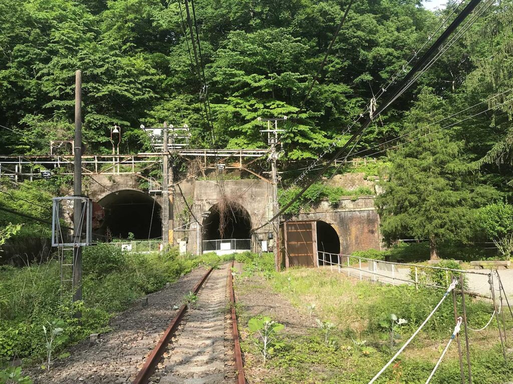 熊ノ平信号所跡から望む旧トンネル